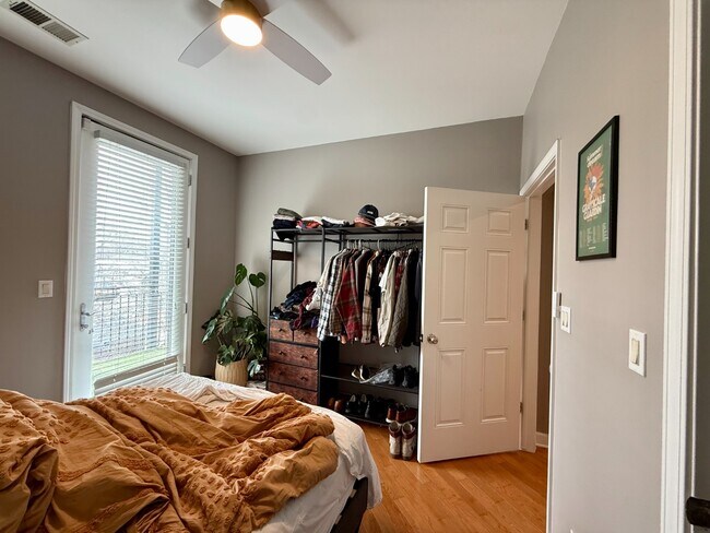 Building Photo - Stunning 2 Bed 2 Bath in the Wicker Park area