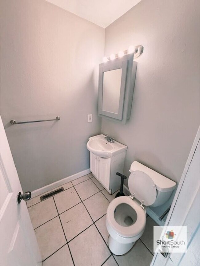 Building Photo - Lansing 4 bed 2 bath single family home with fenced in back yard.