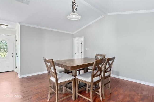 Building Photo - "Charming 3-Bed Sanctuary with 2 Full Bath...