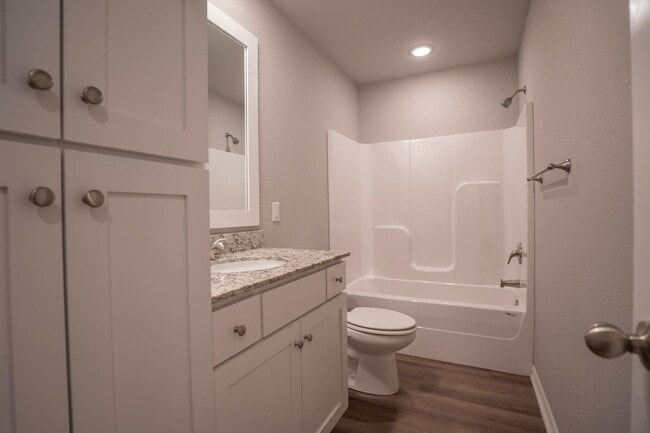 Building Photo - Beautiful 3 Bedroom 2 Bath Duplex!