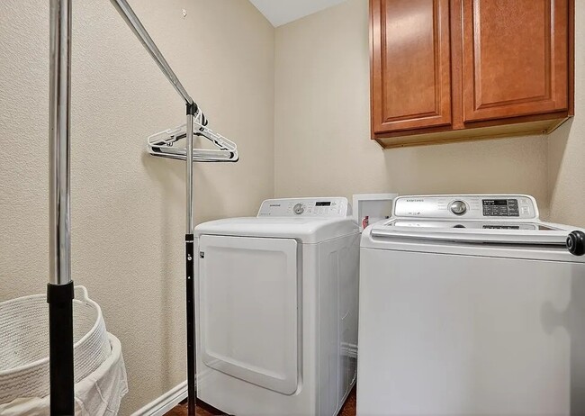 Building Photo - Comfy 4-Bed Midland Home with all appliances, backyard, attached garage, 6 min to grocery store