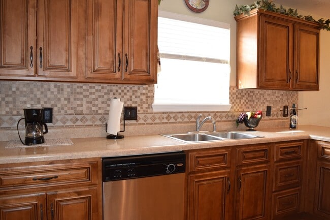 Building Photo - Located in the popular Woodland Hills Subd...