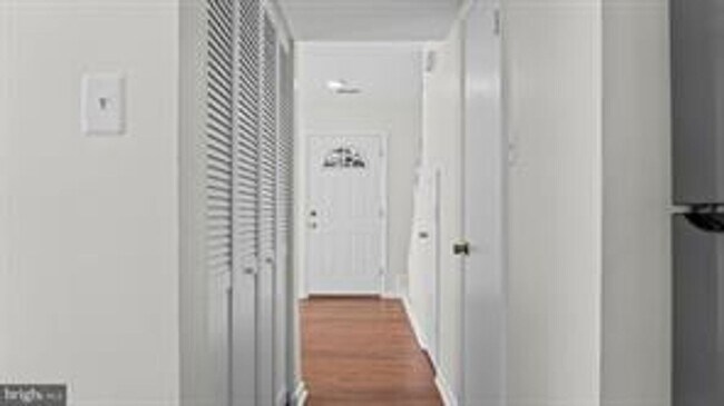 Building Photo - RENOVATED TOWNHOUSE WITH 3 BEDROOMS AND 1.5 BATHS, FENCED BACKYARD