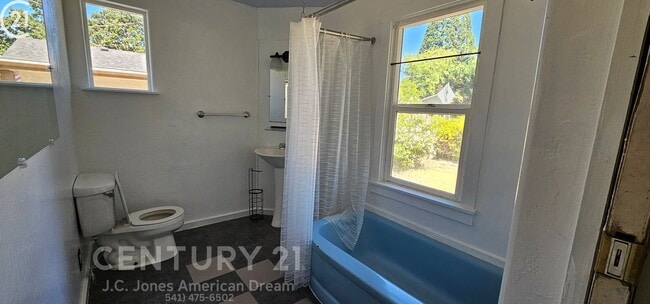 Building Photo - Minutes to Downtown Grants Pass