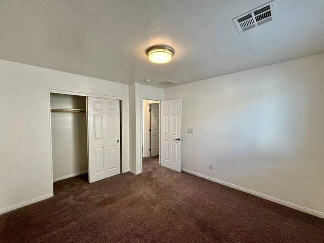 Building Photo - Nice two-story single-family home