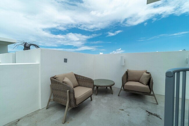 Building Photo - 111 SE 1st Ave