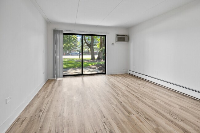 Building Photo - Modern 1 Bedroom Apartments | Recently Renovated | Pet Friendly | Prime Location