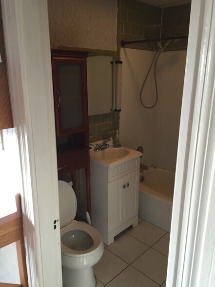 Building Photo - 6 Caroline St