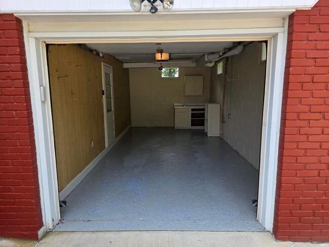 Building Photo - 1619 W Arlington Rd