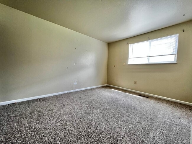 Building Photo - **Charming 2-Bedroom Downstairs Unit in Pr...