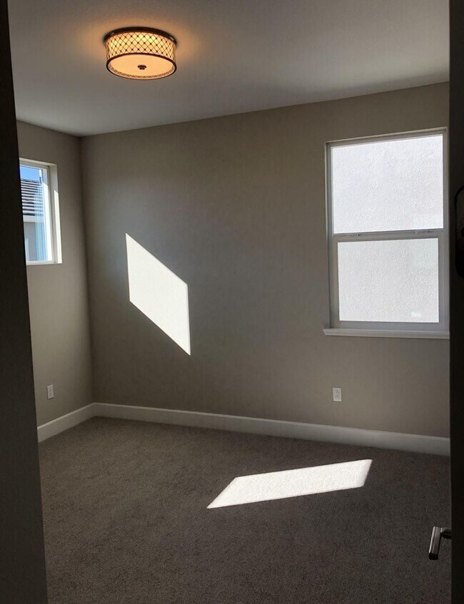 Building Photo - Spacious 4BD/3.5BA Two-Story Home in Mount...