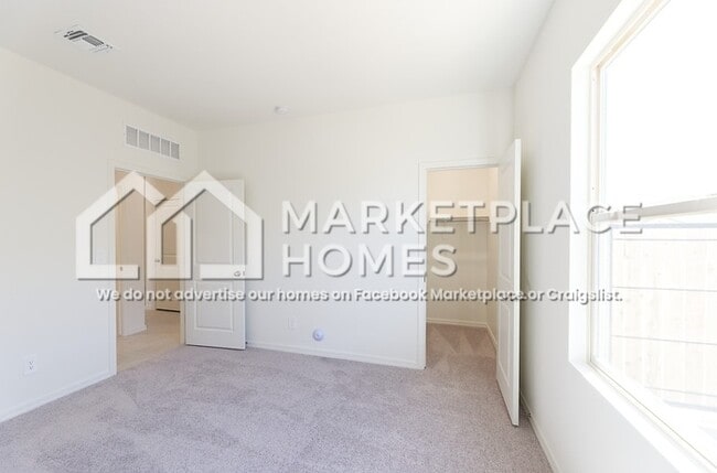 Building Photo - 4924 N 192nd Ln