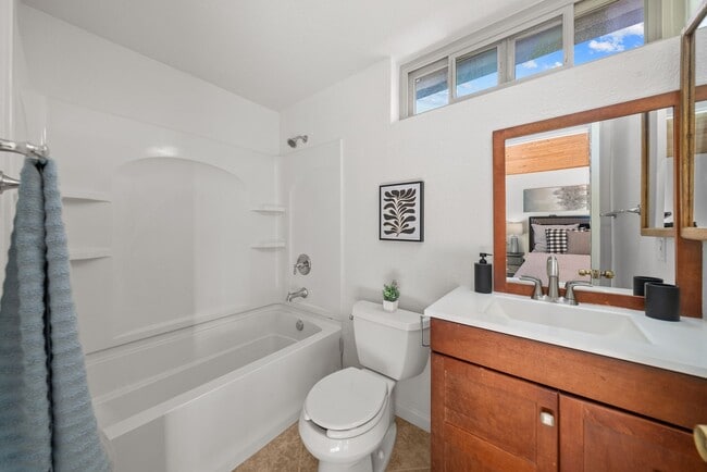 Building Photo - Exceptional 4 bedroom, 3 baths + loft, 2 s...