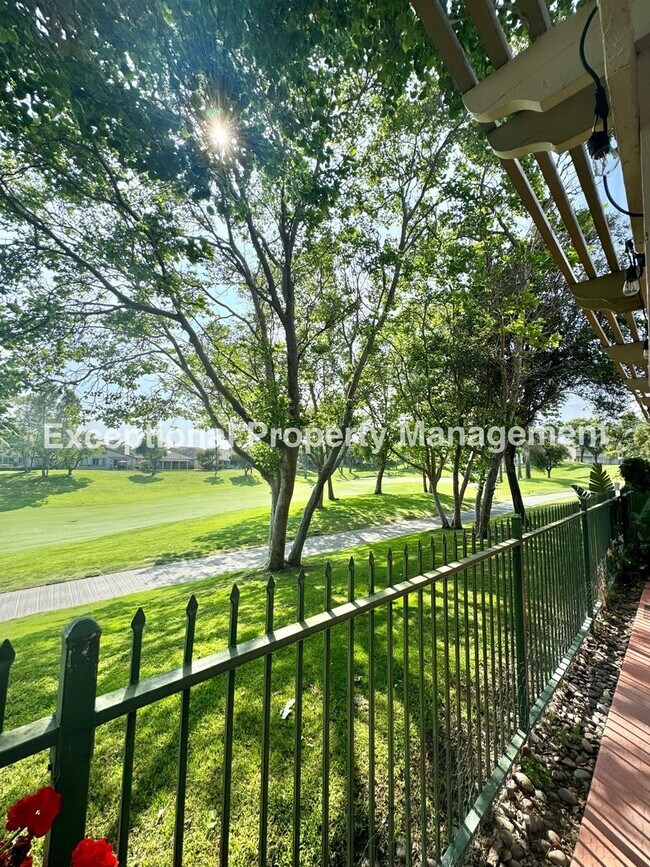 Building Photo - Beautiful Golf Course Home