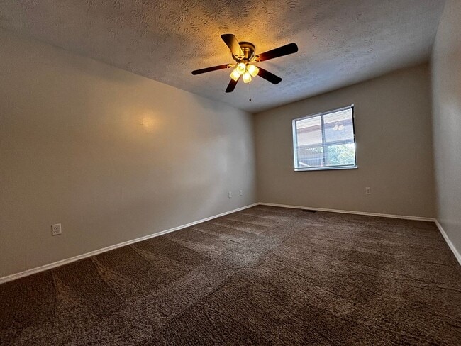 Building Photo - 2 Bed 1.5 bath Condo with Carport