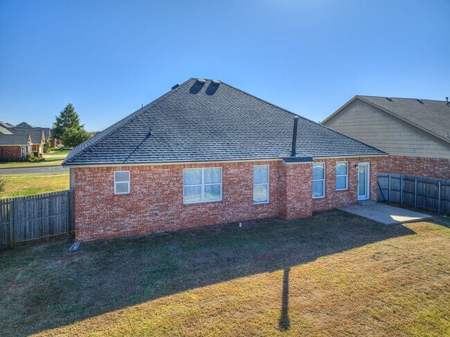Building Photo - Well kept home in Edmond + 3 bedrooms + Office + Edmond Schools