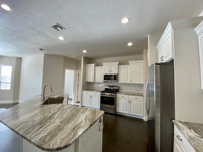 Building Photo - SPACIOUS HOME FOR RENT!