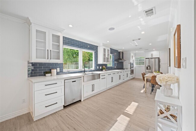 Building Photo - 9022 Quebec Dr