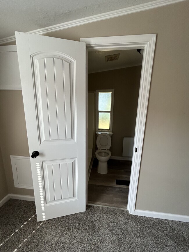 Building Photo - 526 Chris St