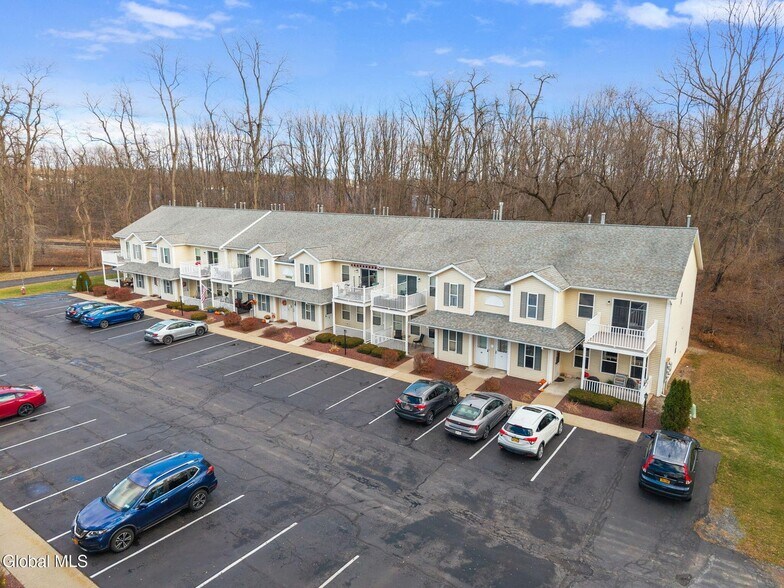 Building Photo - 1911 Cambridge Manor Dr