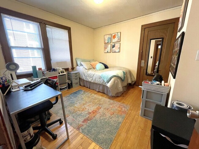 Building Photo - 151 Lathrop St