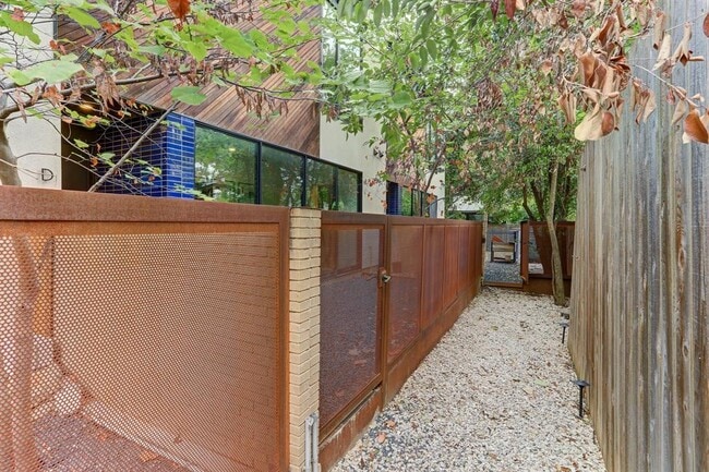 Building Photo - 1713 Bluebonnet Ln