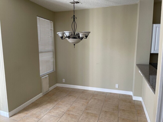 Building Photo - Stylish 2-Bed Townhome with Loft & Dual Pr...