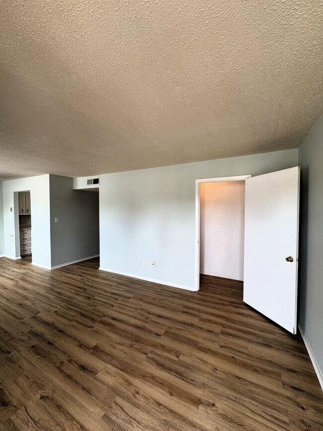 Building Photo - Move-In Special!!!