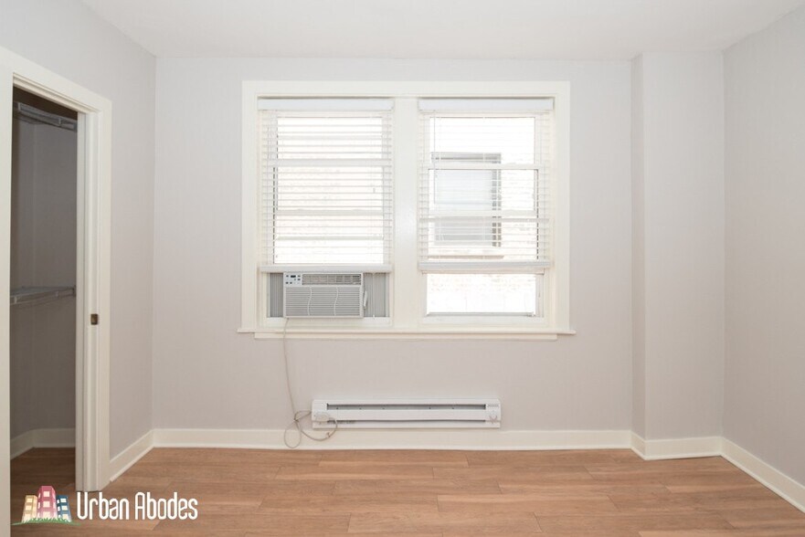 Building Photo - 535 W Belmont Ave