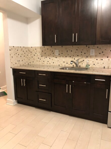 Kitchen - 221 SW 9th Ave