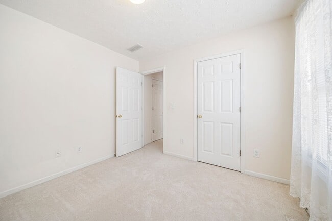 Building Photo - 740 Clairidge Ln SW