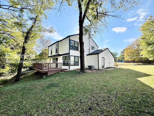 Building Photo - 3 Bed/1.5 Bath Home with Garage / Pet-Frie...