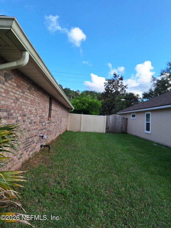 Building Photo - 513 White Jasmine Way