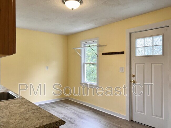 Building Photo - 60 Hawthorne Dr