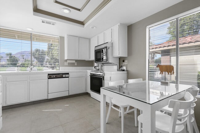 Building Photo - 175 Gran Via