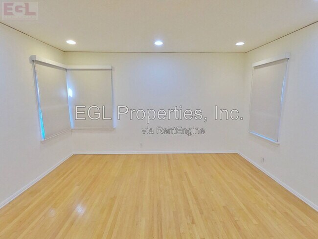 Building Photo - 10749 Wellworth Ave