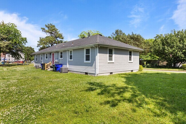 Building Photo - Cozy 2-Bedroom Duplex Apartment in Norfolk