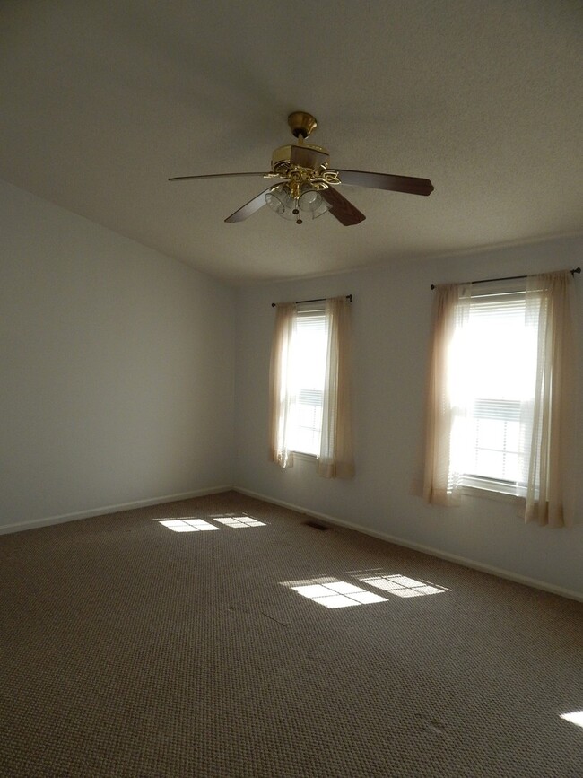Building Photo - Fabulous TH with Garage! Great Location!