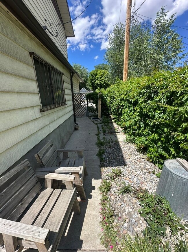 Building Photo - 825 W Arapahoe Ave