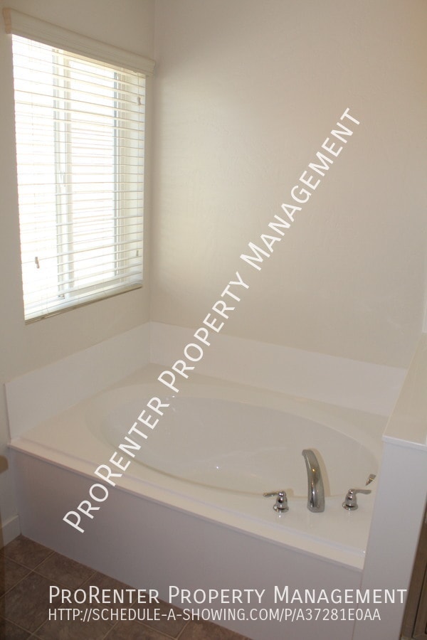 Building Photo - 1045 Stonehaven Dr