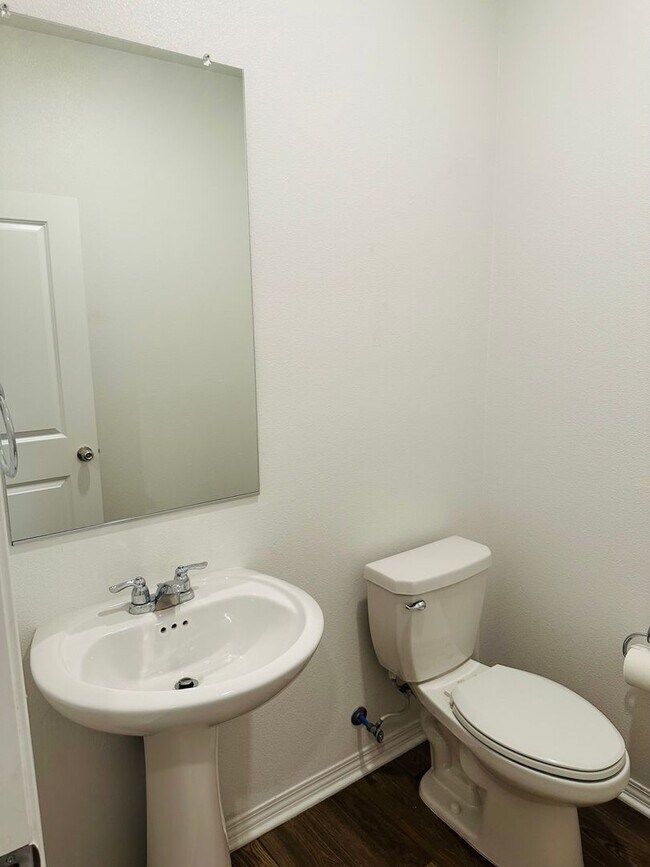 Building Photo - Newly Built 3 Bed Condo for Rent in Winche...