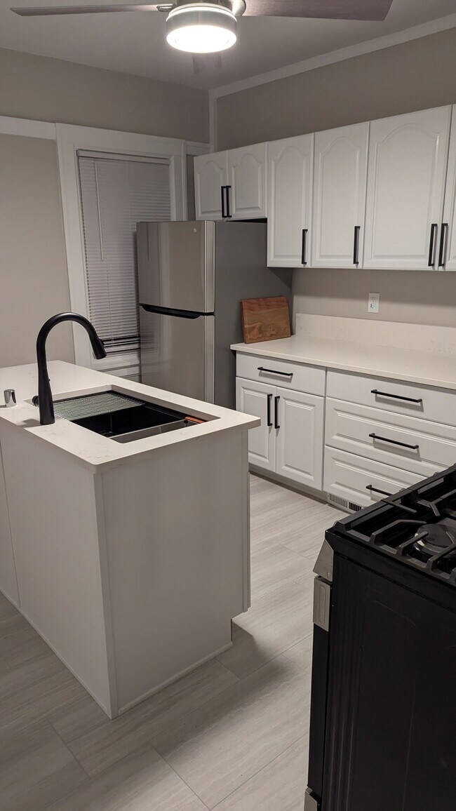 Building Photo - 319 E Montana St