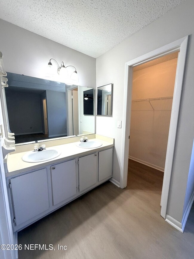 Building Photo - 5646 Pinebay Cir S