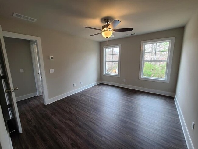 Building Photo - Beautiful 2 Bedroom 2.5 Bath Home Coming S...