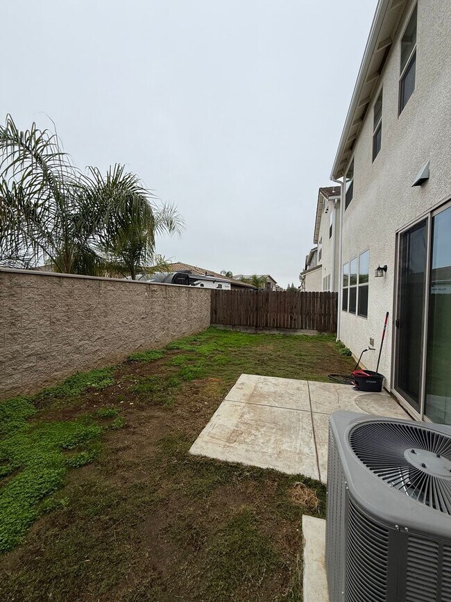 Building Photo - Charming 3-Bedroom Home in Family-Friendly 93727 Neighborhood