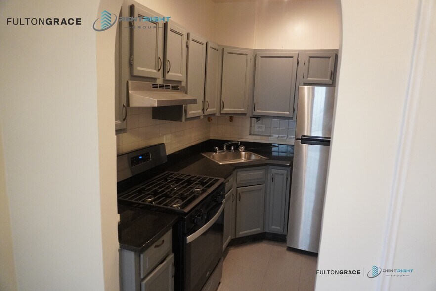 Building Photo - 426 W Briar Pl