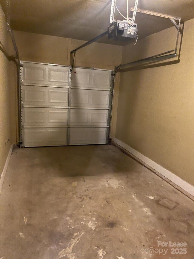 Building Photo - 2121 Lennox Square Rd