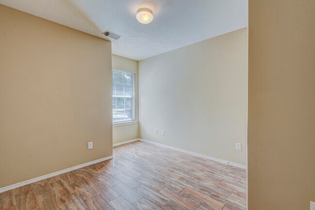 Building Photo - 1402 Sycamore Leaf Way
