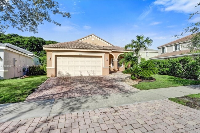 Primary Photo - 1100 Chinaberry Dr