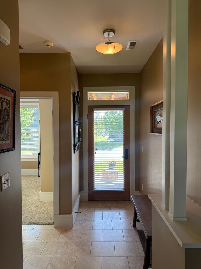 Building Photo - Rare Find- Home for Rent in the Knolls Community